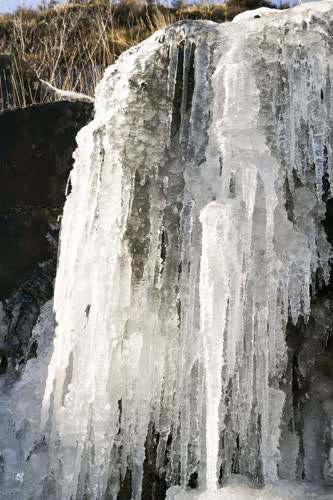 https://www.walesonline.co.uk/news/wales-news/entire-waterfall-frozen-solid-brecon-14339024