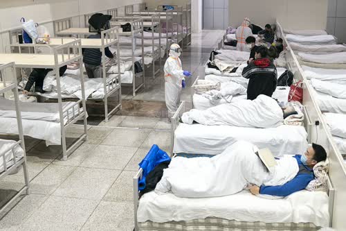 Patients infected with the novel coronavirus at a makeshift hospital converted from an exhibition center in Wuhan, central China's Hubei Province, Feb. 5, 2020. (Xinhua/Xiong Qi)