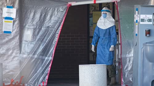 Since coronavirus particles were found in the air at CHSLD Vigi Mont-Royal, workers are wearing heavy-duty protective equipment, including waterproof gowns, hoods, shoe covers and gloves up to their elbows.