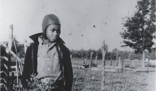 James Earl Jones. In the migrations early years, 500 people a day fled to the North. By 1930, a tenth of the countrys black population had relocated. When it ended, nearly half lived outside the South. (James Earl Jones Collection)