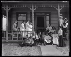 00-0-Copr_2026-Family_at_Hanlans_pointt.jpg