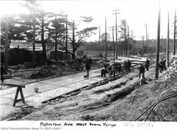 00-0-Copr_2025-TPL_-_Eglinton_Ave_looking_West_from_Yonge_in_1922t.jpg