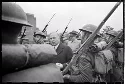 00-0-Copr_2026-William_Lyon_Mackenzie_King_inspecting_the_1st_Canadian_Infantry_Divisiont.jpg