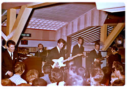 00-0-Copr_2025-Port_Elgin-l-to-r_Garth_Hudson_Ronnie_Hawkins_Levon_Helm_Robbie_Robertson_Rick_Danko_Richard_Manualt.jpg